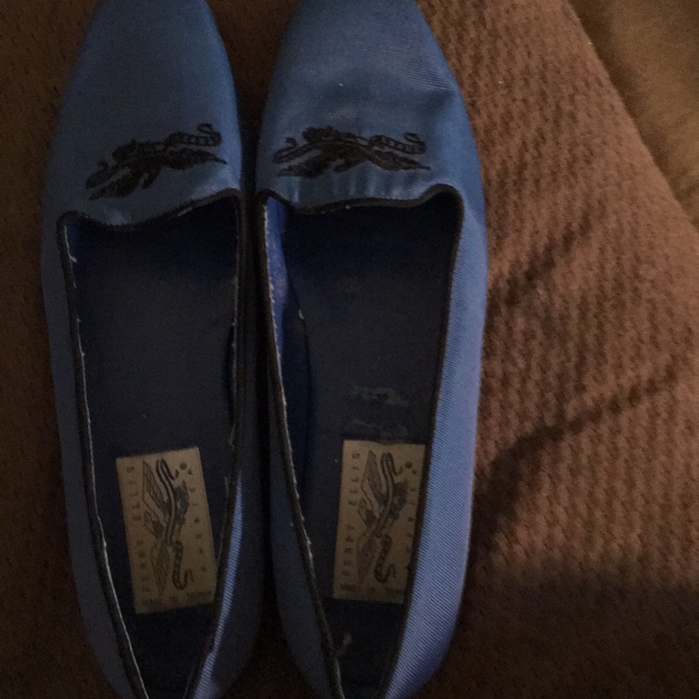 Flat dress shoes